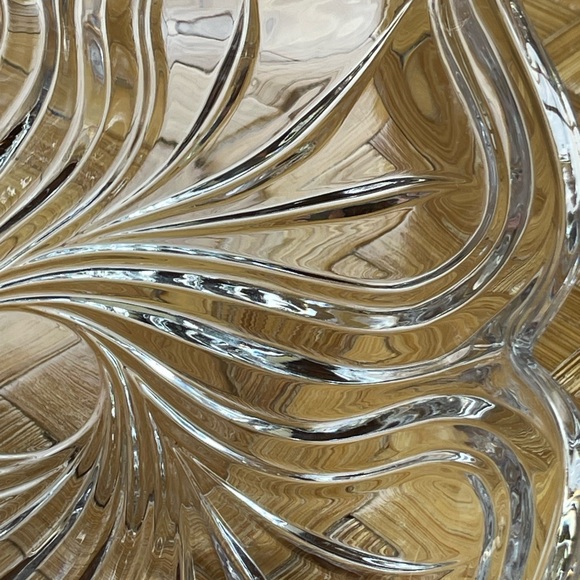 Vintage sandwich glass dish - Picture 4 of 9